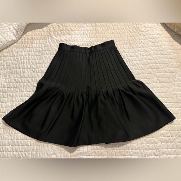 🖤 Gianni Bini Black Structured Skirt - Size: 2 - Picture 2 of 4
